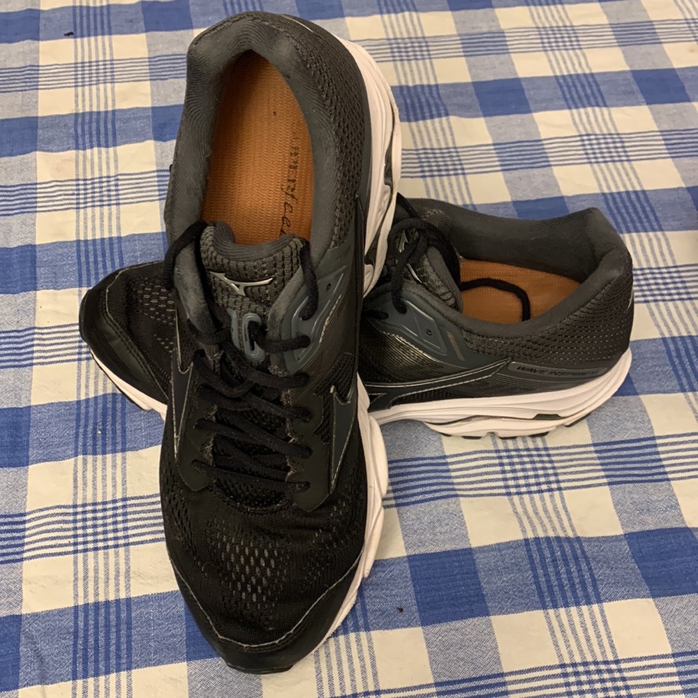 Mizuno Wave Inspire 15 Men’s Running Shoes. Black and Gray. Size US 13